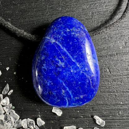 Lapislazuli Anhänger Tropfenform, tiefes Königsblau mit weißen Calcit-Adern und glänzend polierter Oberfläche | Happy Minerals
