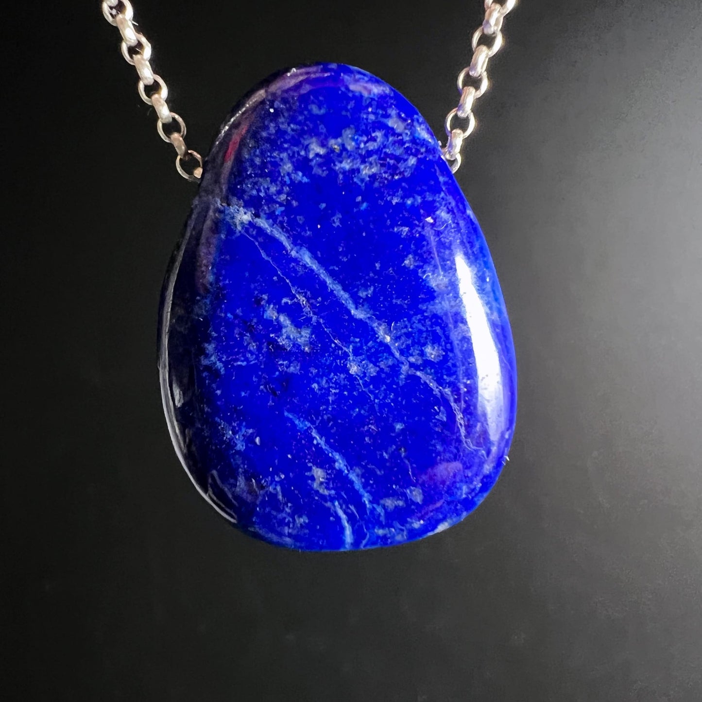 Lapislazuli Anhänger Tropfenform, tiefes Königsblau mit weißen Calcit-Adern und Glanzreflexen, poliert | Happy Minerals