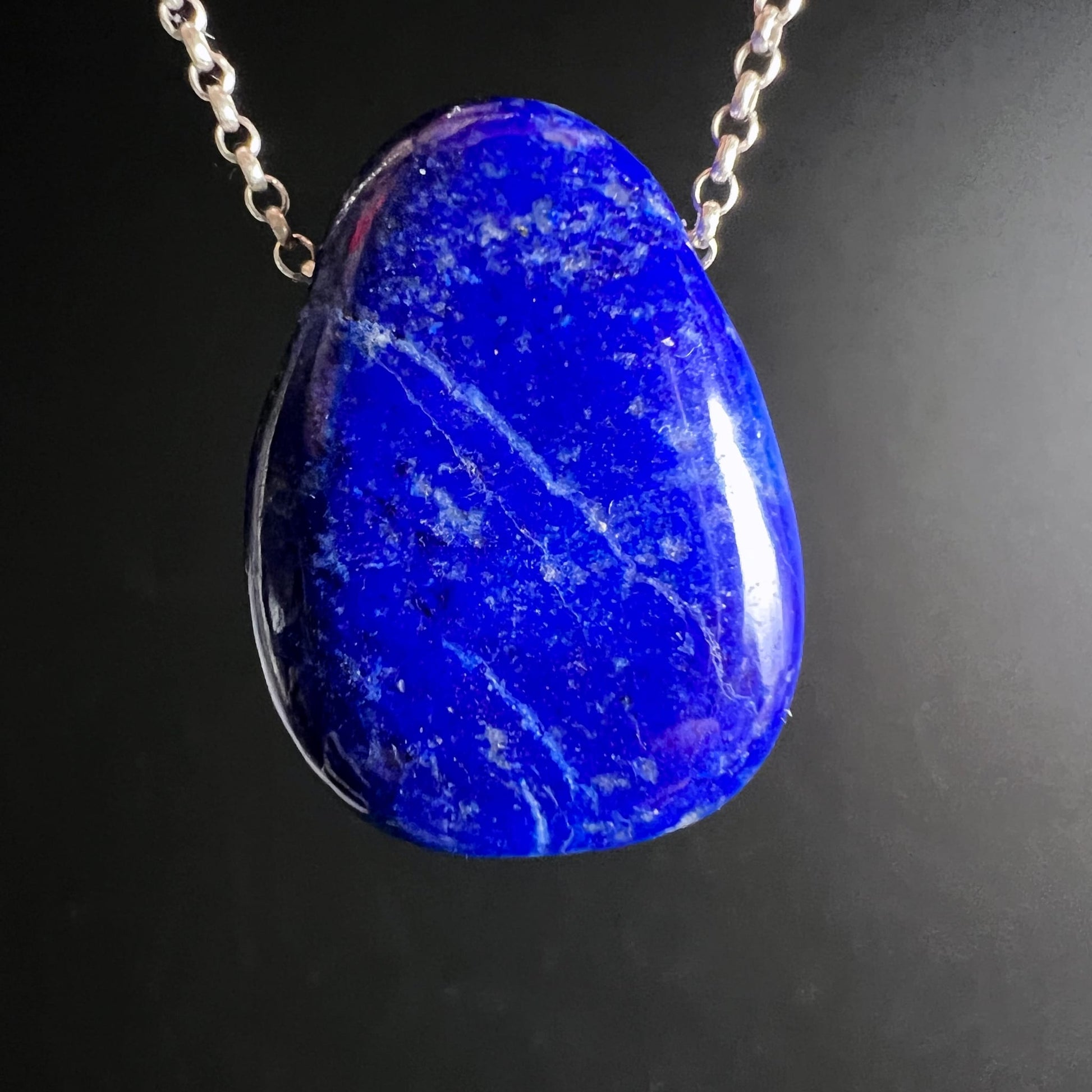 Lapislazuli Anhänger Tropfenform, tiefes Königsblau mit weißen Calcit-Adern und Glanzreflexen, poliert | Happy Minerals