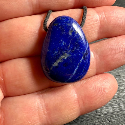 Lapislazuli Anhänger Tropfenform, intensives Royalblau mit weiss-grauen Calcit-Schlieren und dunklen Einschlüssen, poliert | Happy Minerals