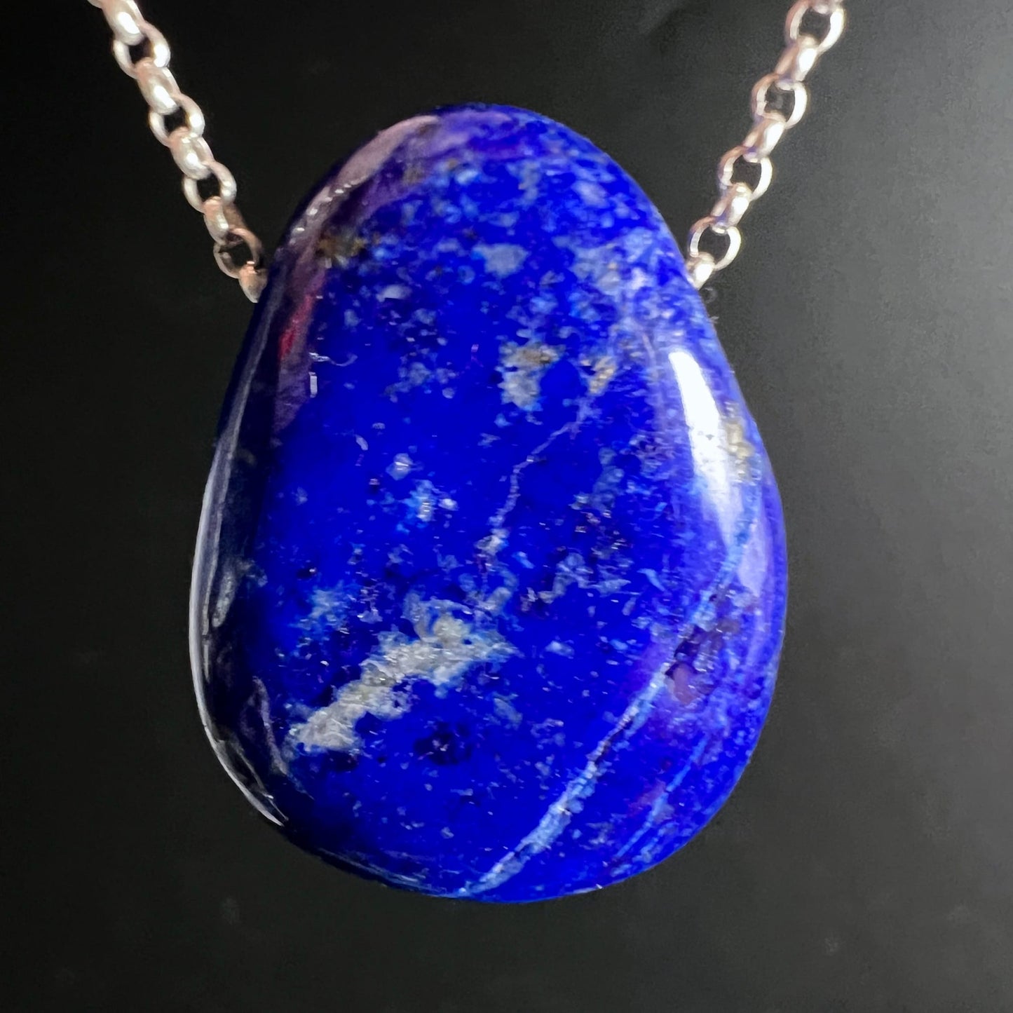 Lapislazuli Anhänger Tropfenform, tiefes Royalblau mit weissen Calcit-Schlieren und goldenem Pyrit-Glitzer, poliert | Happy Minerals