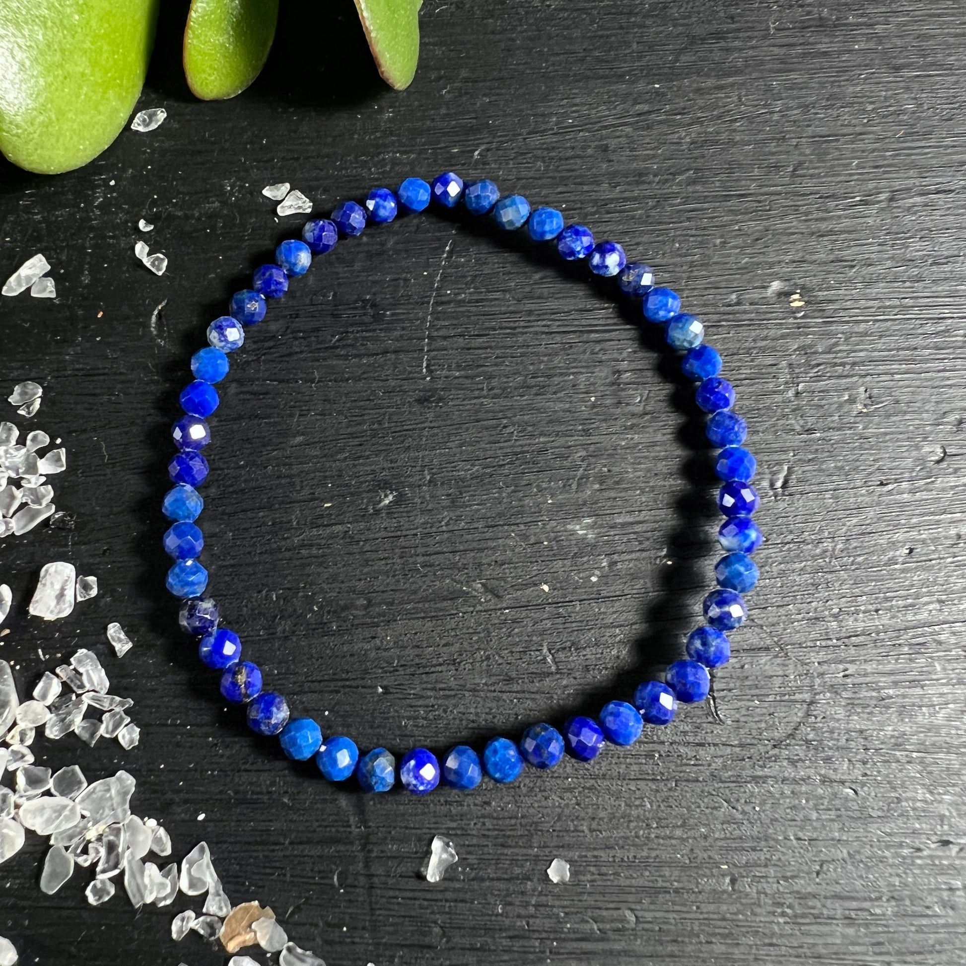 Lapislazuli Armband | facettierte Perlen | tiefblaue Kristalle | Schiefer Holz | Happy Minerals Afghanistan