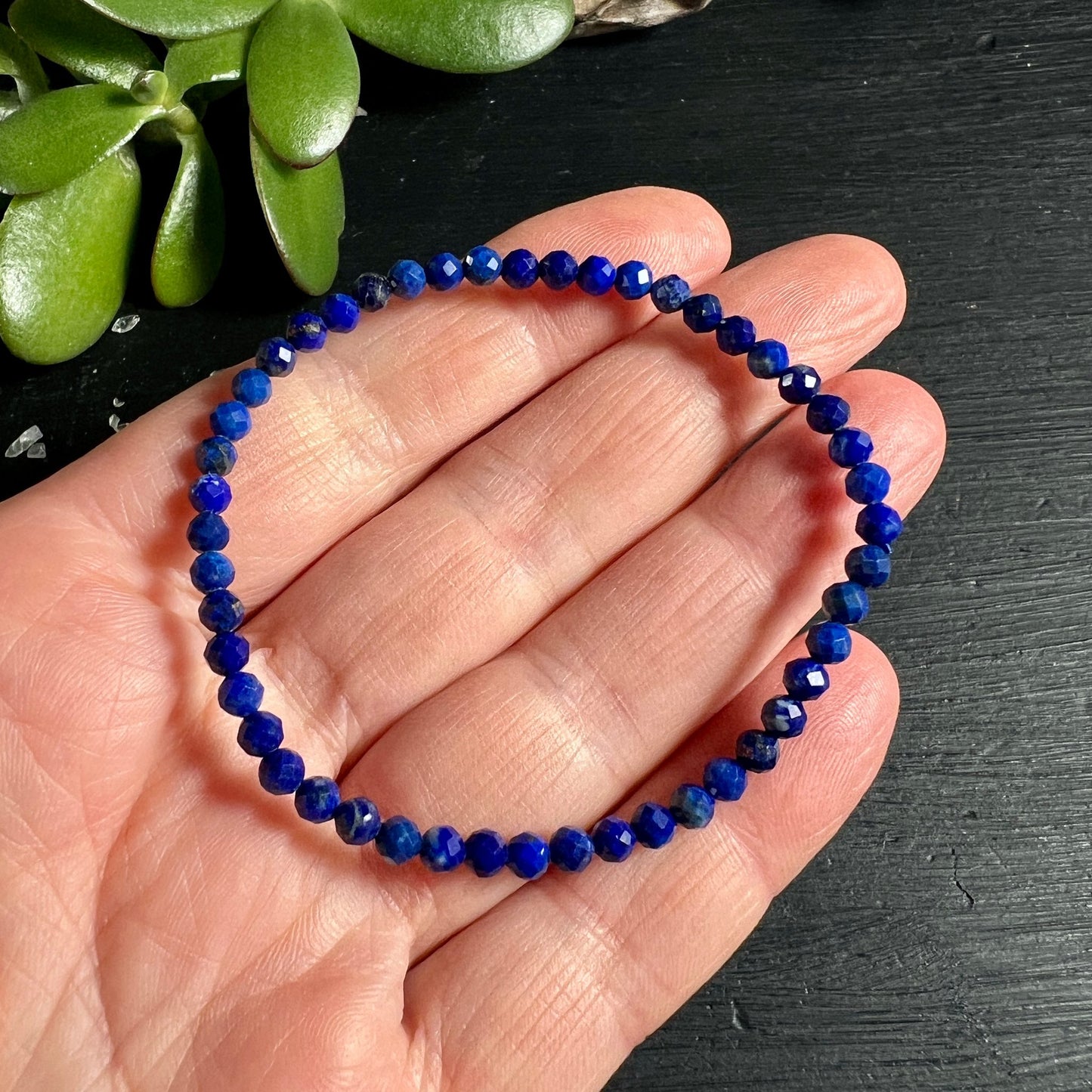 Lapislazuli Armband | Hand präsentiert | facettierte Perlen | königsblaue Kristalle | Happy Minerals