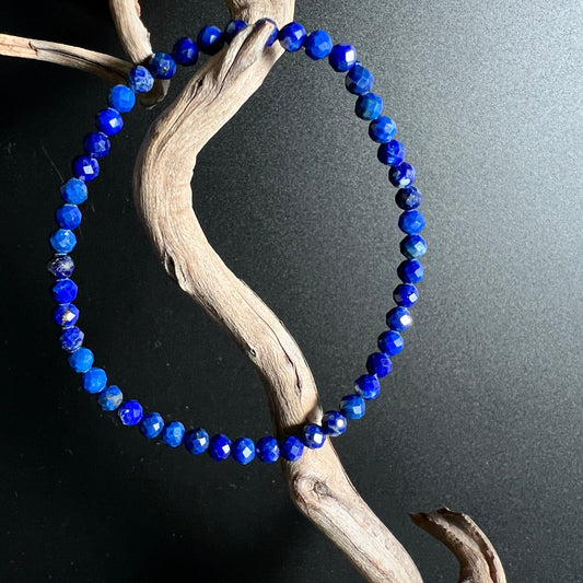 Lapislazuli Armband | Treibholz Dekoration | facettierte Perlen | natürliche Präsentation | Happy Minerals