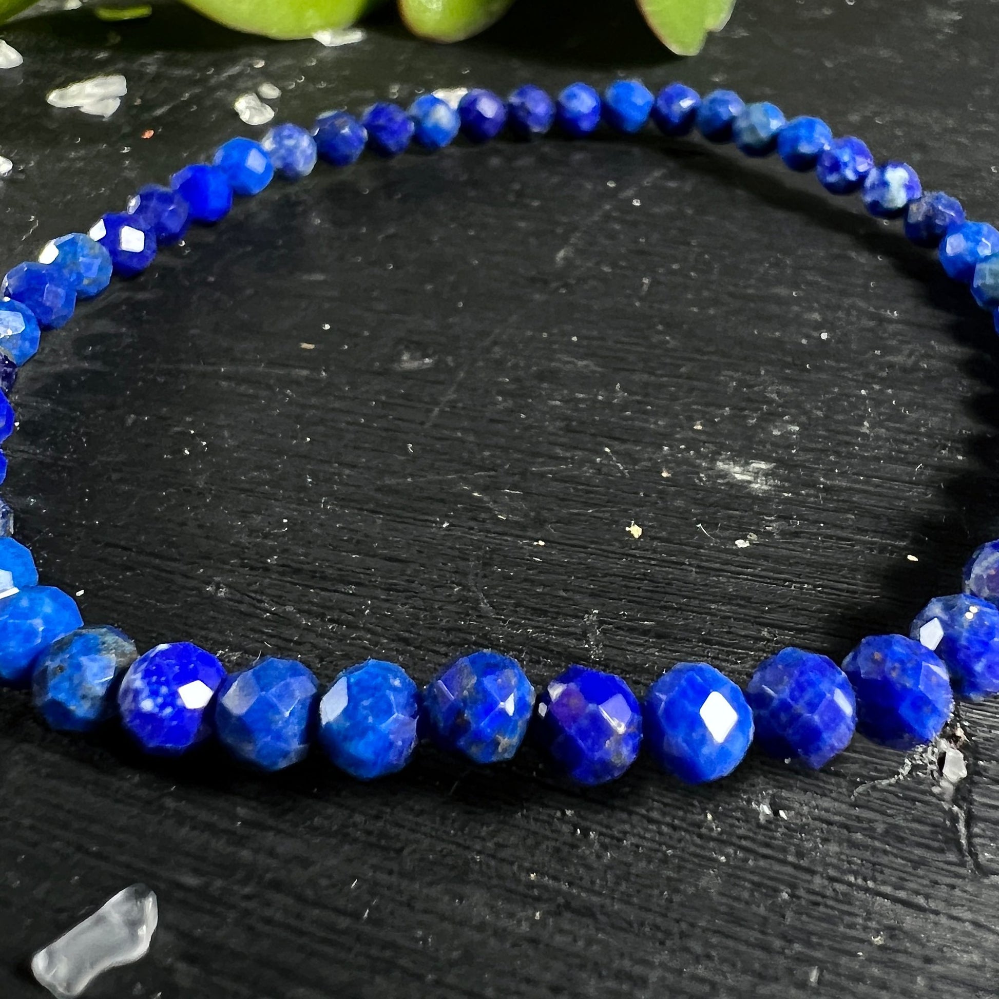 Lapislazuli Perlen | facettiert rund | intensive blaue Farbnuancen | Detailaufnahme | Happy Minerals