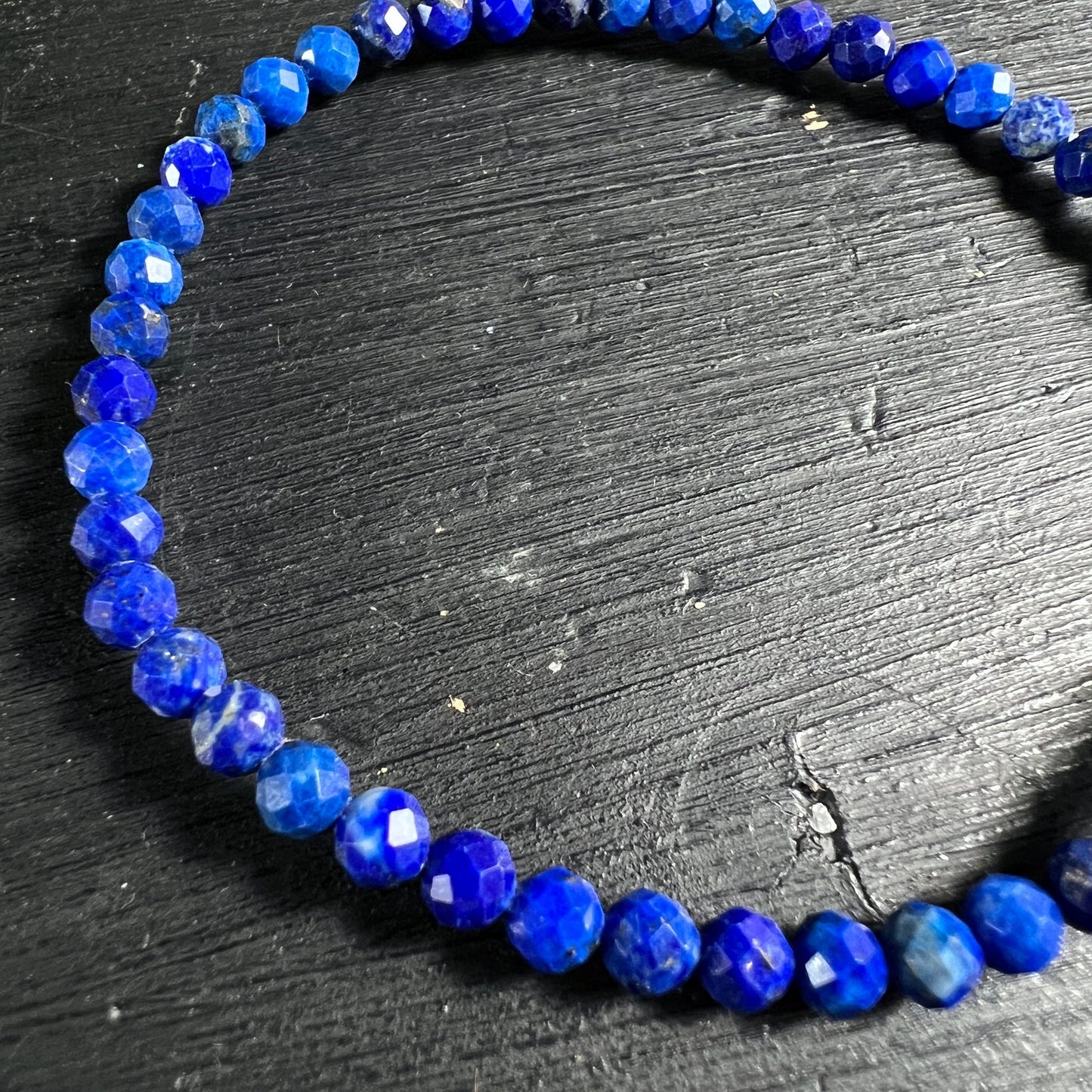 Lapislazuli Perlen | Nahaufnahme facettiert | brillante blaue Reflexe | Afghanistan Qualität | Happy Minerals