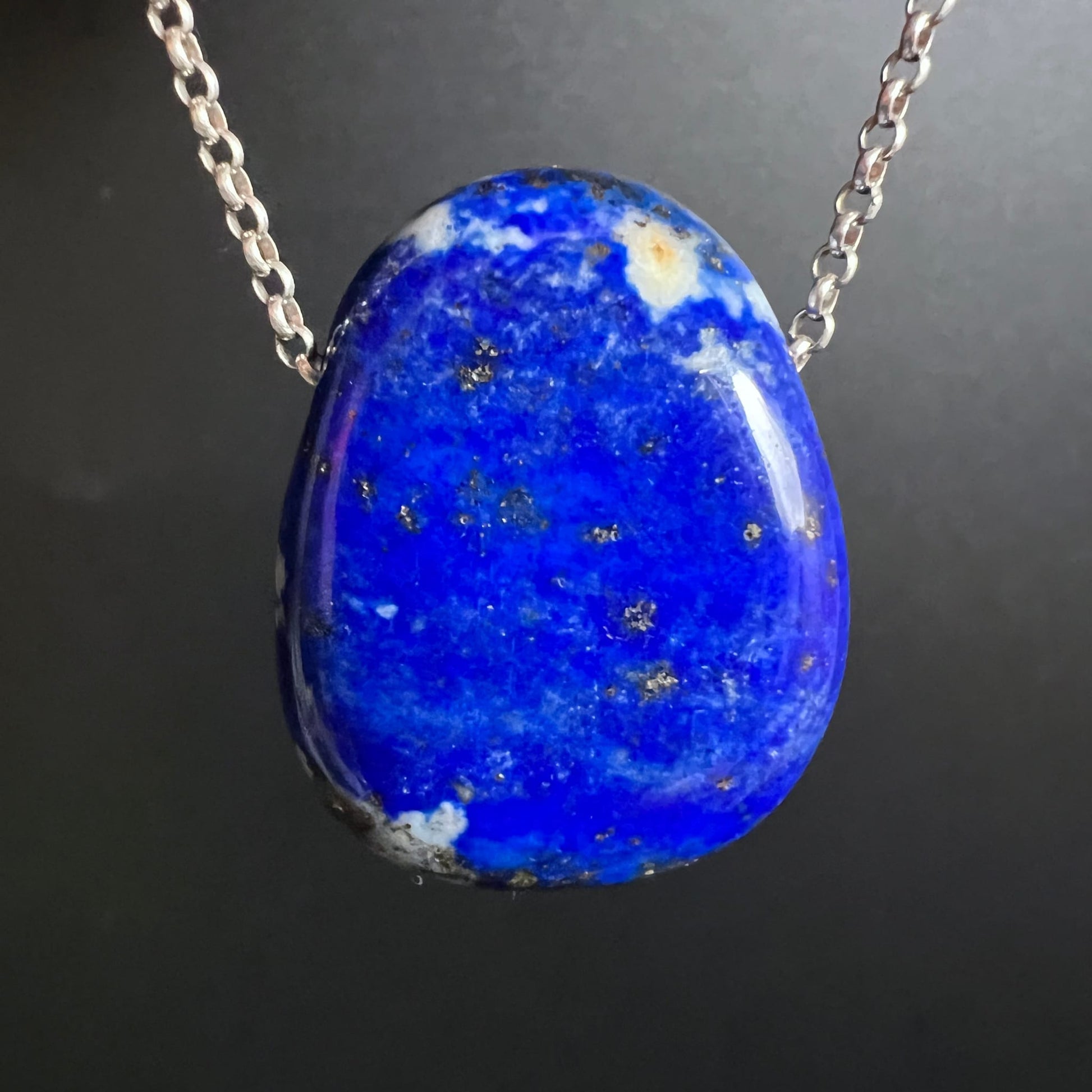 Lapislazuli Unikat | königsblau | Pyritglitzer | Silberkette | Vorderansicht | Afghanistan | Happy Minerals