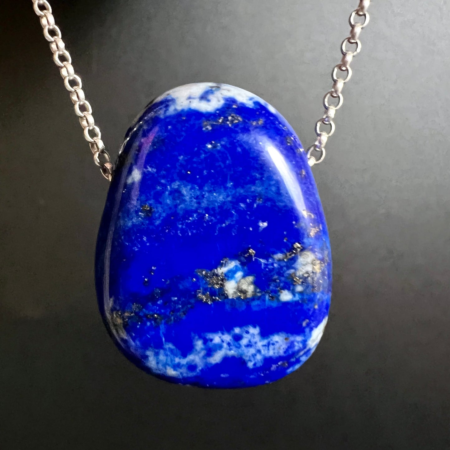 Lapislazuli Tropfen | tiefblaue Maserung | weiße Calcitadern | Silberkette | Frontansicht | Happy Minerals