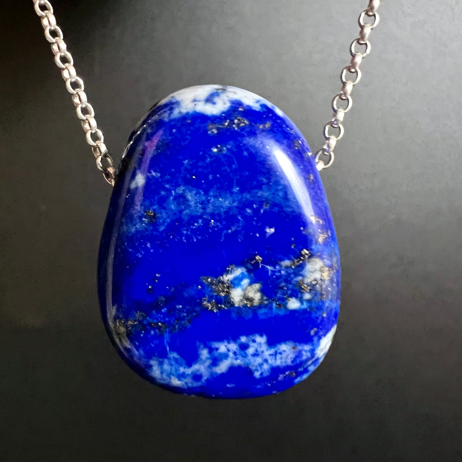 Lapislazuli Tropfen | tiefblaue Maserung | weiße Calcitadern | Silberkette | Frontansicht | Happy Minerals