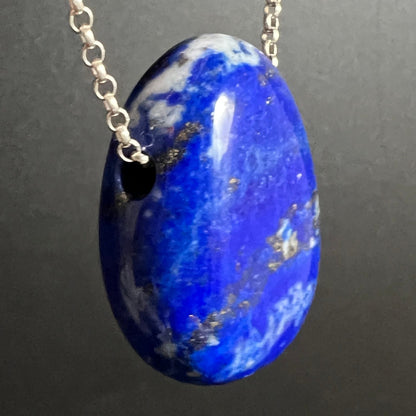 Lapislazuli Unikat | Seitenansicht | gebohrt | Pyriteinschlüsse | glänzend poliert | Silberkette | Happy Minerals