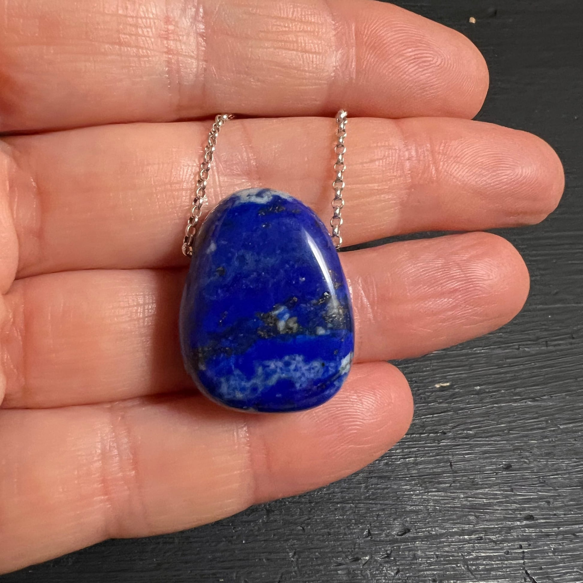 Lapislazuli Anhänger | Handschmeichler Größe | Silberkette | in der Hand | Afghanistan | Happy Minerals
