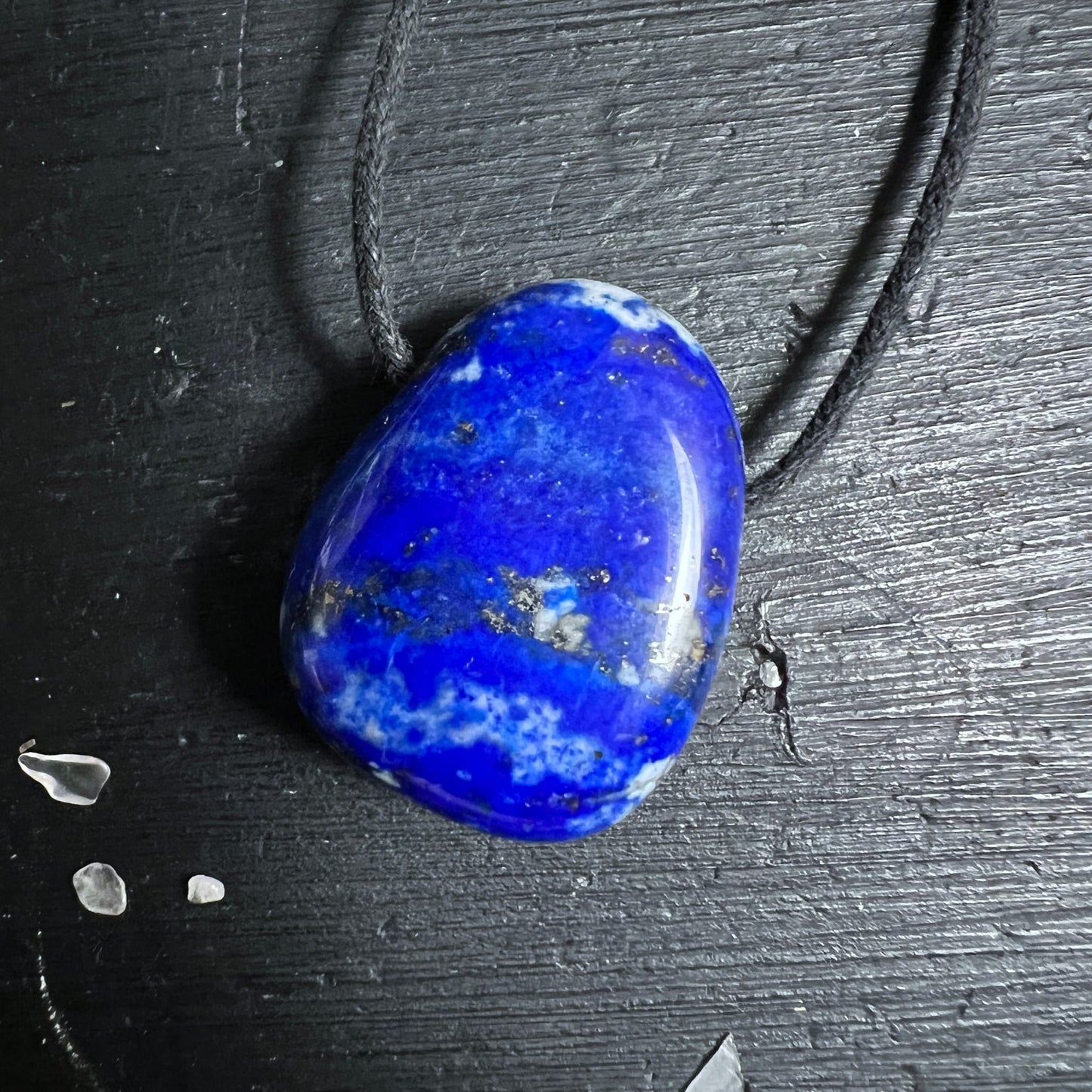 Lapislazuli Tropfen | schwarzem Band | dunkler Hintergrund | intensives Blau | Unikat | Happy Minerals
