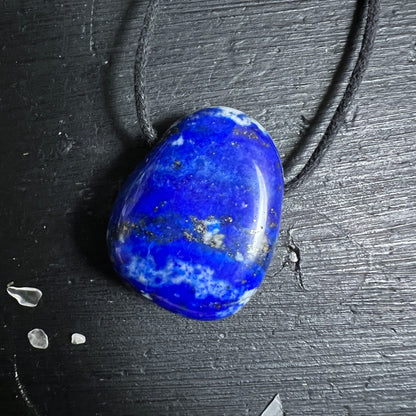 Lapislazuli Tropfen | schwarzem Band | dunkler Hintergrund | intensives Blau | Unikat | Happy Minerals