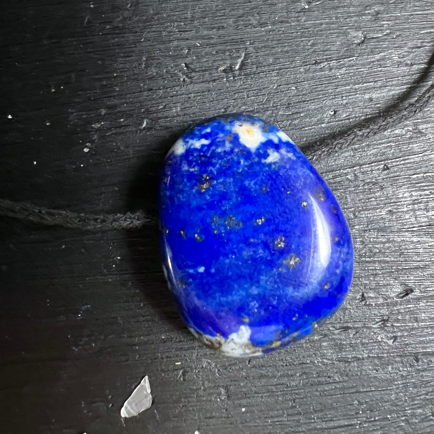 Lapislazuli Unikat | liegend | schwarzer Untergrund | Calcit-Muster | Pyritpunkte | Afghanistan | Happy Minerals