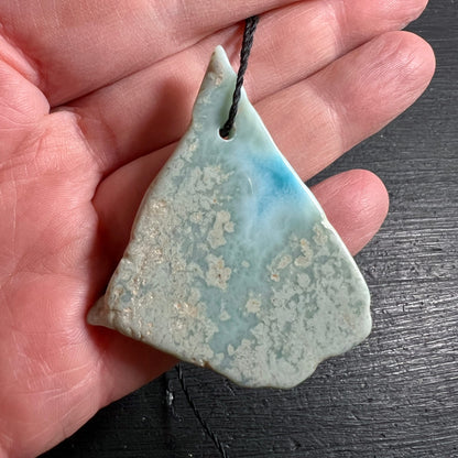 Larimar Anhaenger dreieckig, blaue Wolken auf grau-weisser Kruste, raue Aussenkante | Happy Minerals