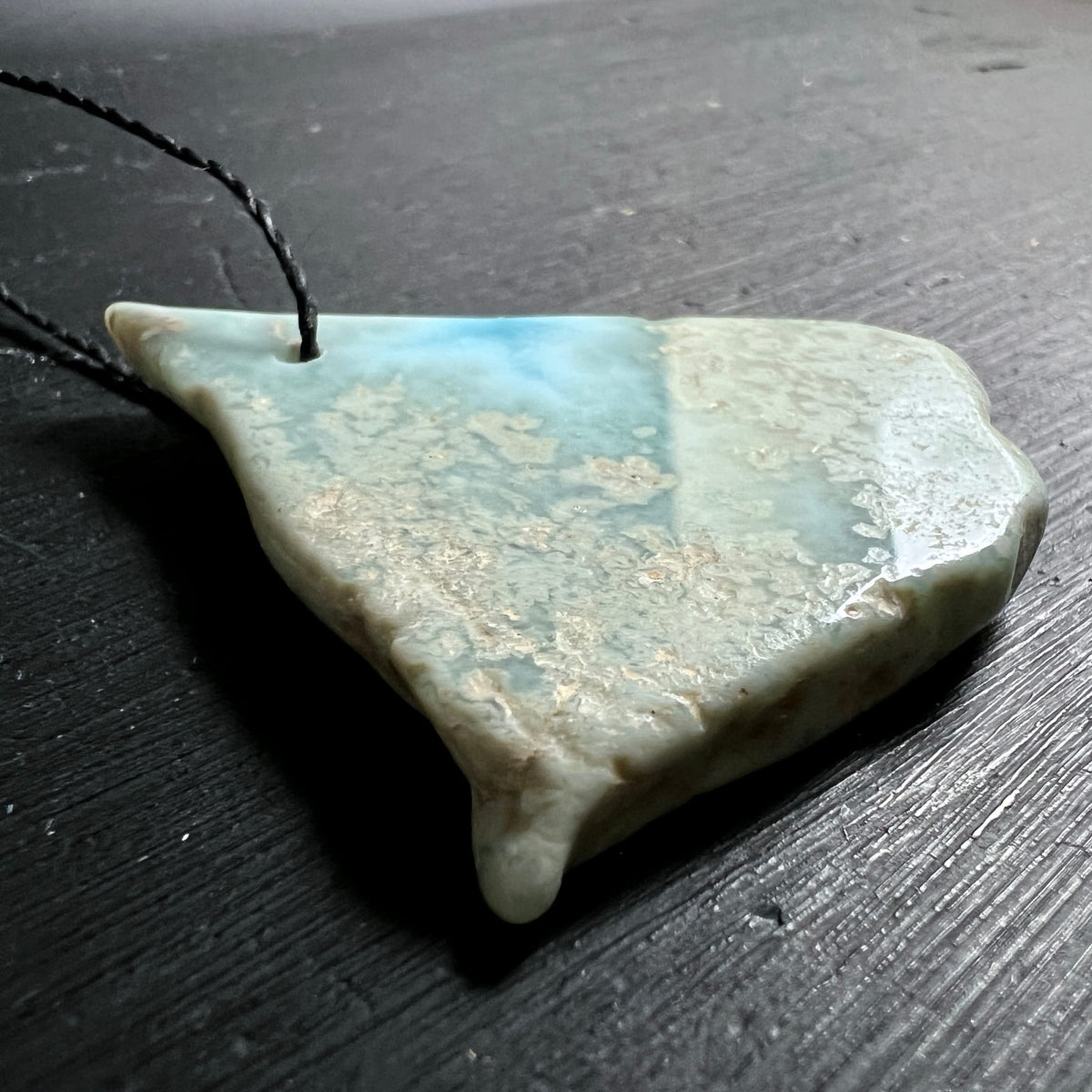 Larimar Anhaenger roh-polierte Kante, cremig-beige mit hellblauen Wolken, unregelmaessige Form | Happy Minerals