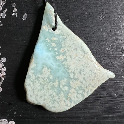 Larimar Anhaenger cremig-weiss mit hellblauen Wolken, unregelmaessige Dreiecksform, poliert | Happy Minerals