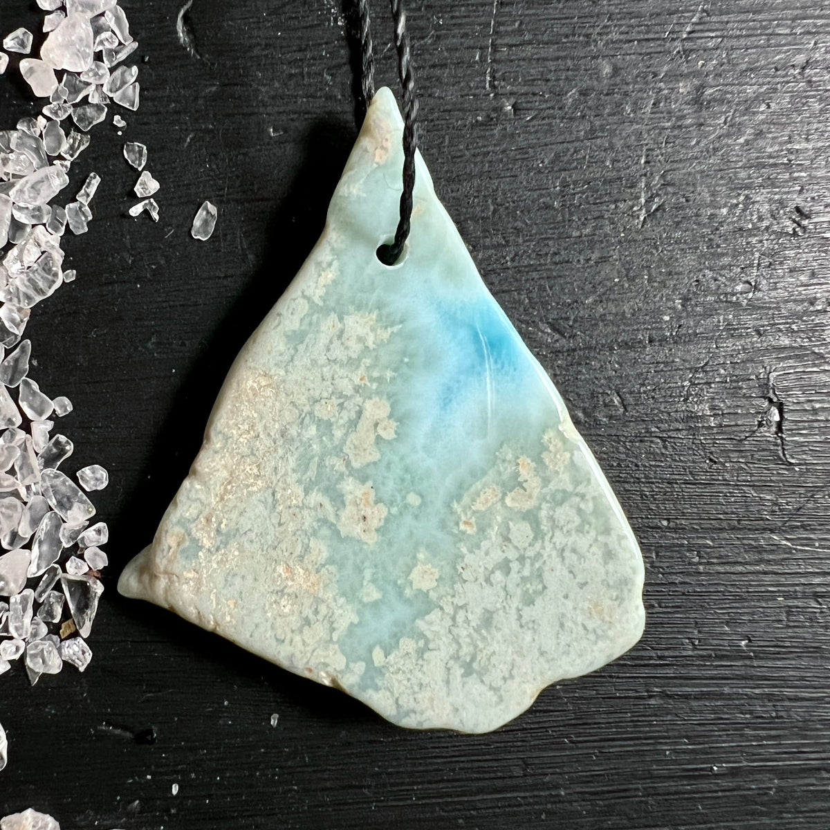 Larimar Anhaenger dreieckig, cremig-weiss mit hellblauen Wolken und rostbraunen Flecken, glaenzend poliert | Happy Minerals