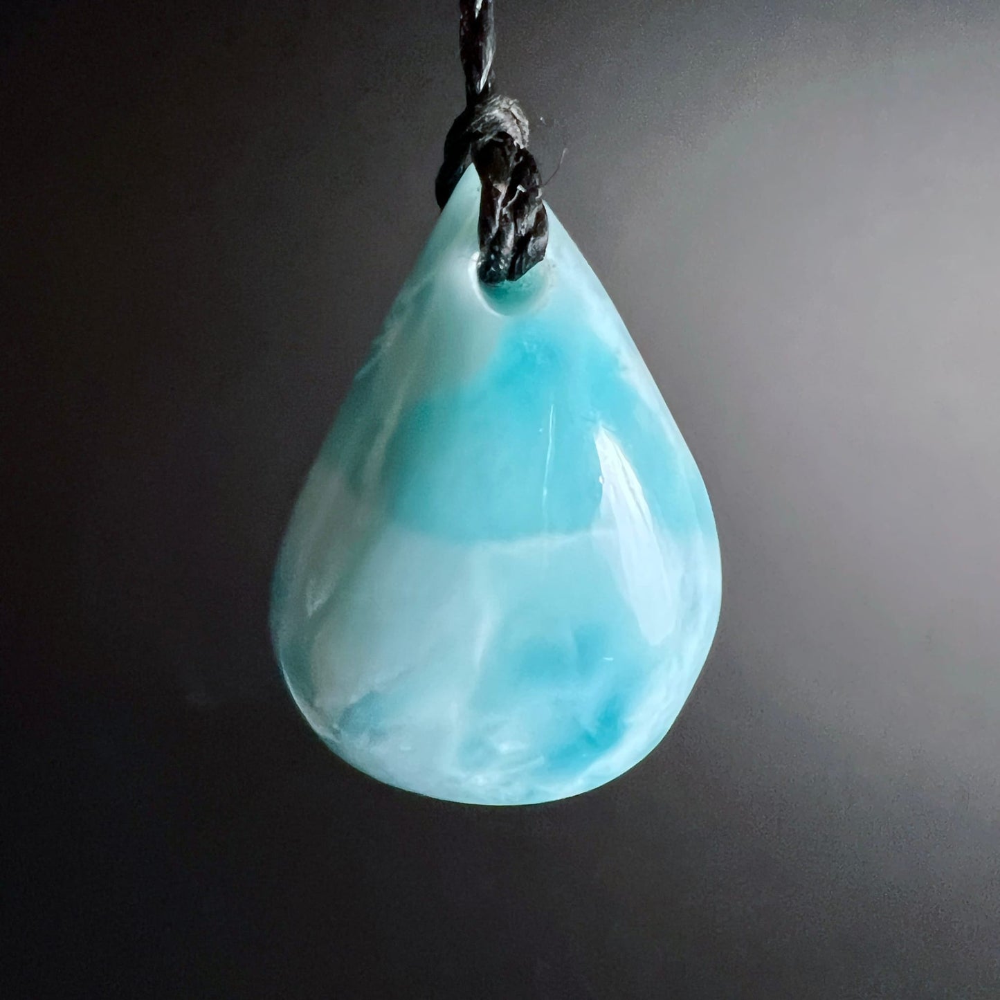 Larimar Anhänger freigestellt | leuchtend hellblaue Wolken | dramatisches Licht | Happy Minerals