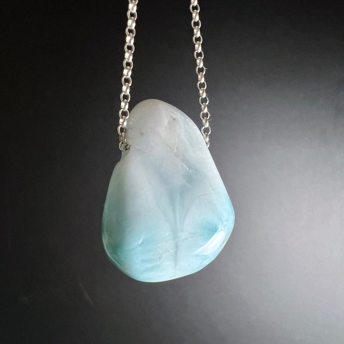 Larimar Anhänger | frontale Ansicht | cremeweiße Bereiche | himmelblau marmoriert | Happy Minerals