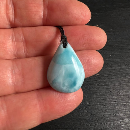 Larimar Anhänger in Hand | zartblaue Wolkenoptik | Größenvergleich | Happy Minerals Unikat