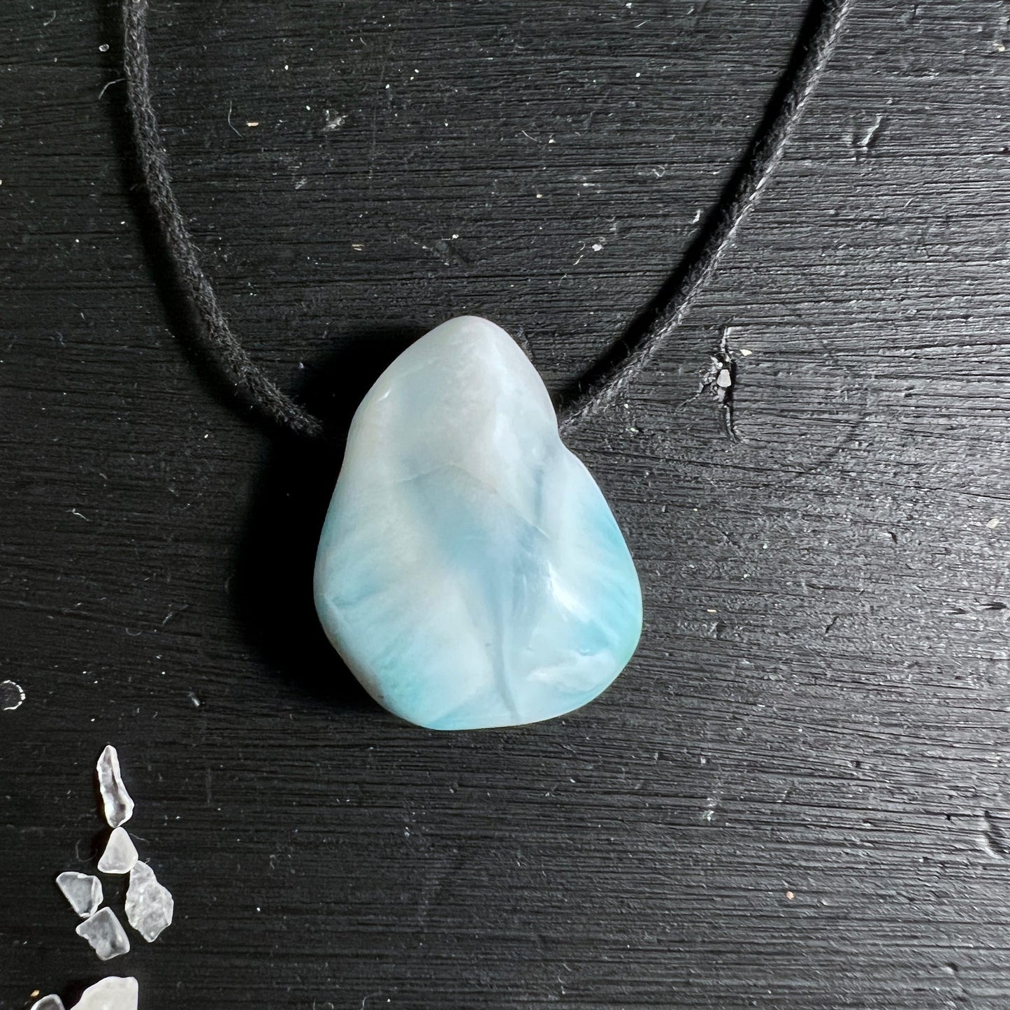 Larimar Anhänger | Dominikanische Republik | türkis-blaue Maserung | schwarze Kordel | Happy Minerals
