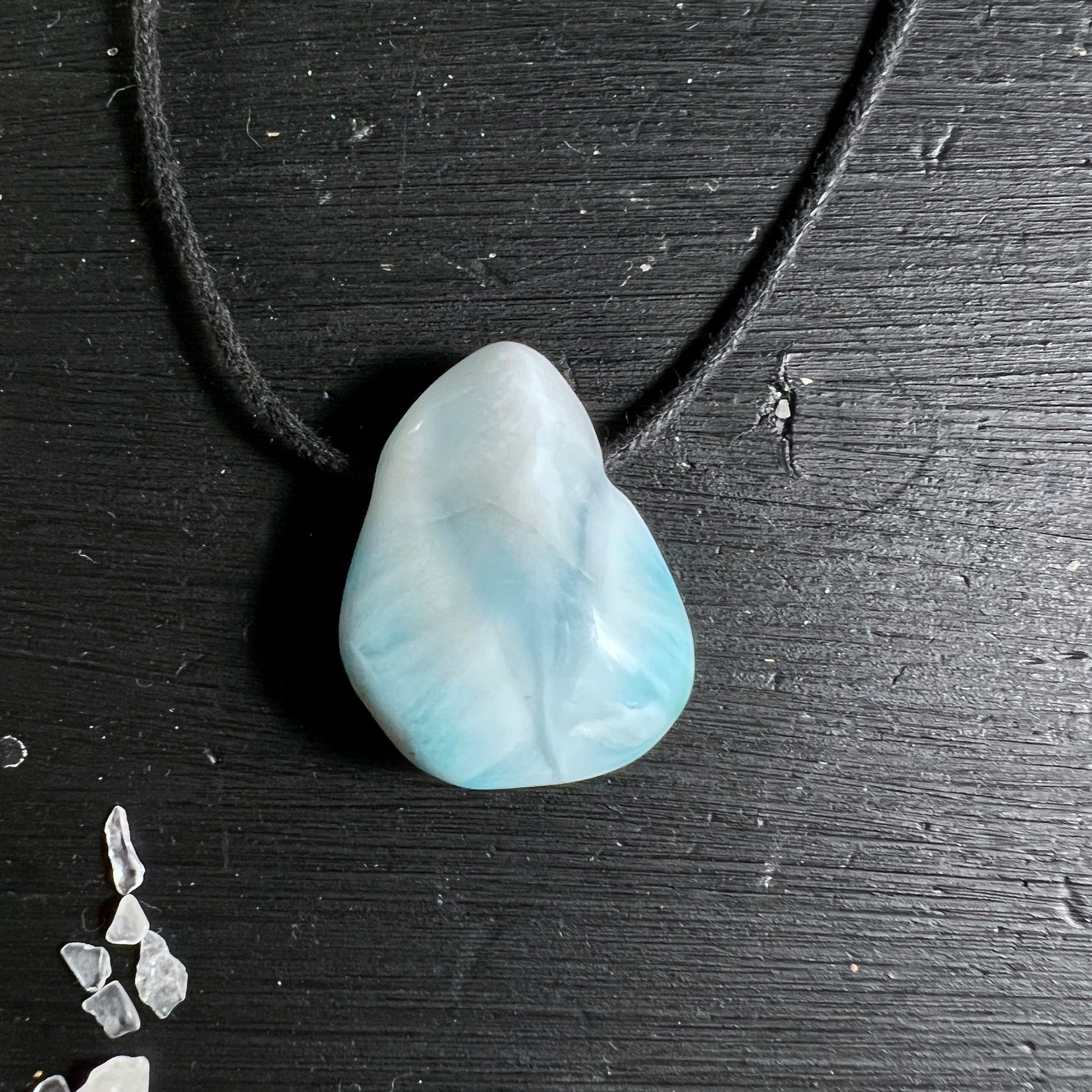 Larimar Anhänger | Dominikanische Republik | türkis-blaue Maserung | schwarze Kordel | Happy Minerals