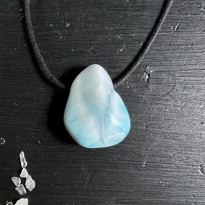 Larimar Anhänger | Dominikanische Republik | türkis-blaue Maserung | schwarze Kordel | Happy Minerals