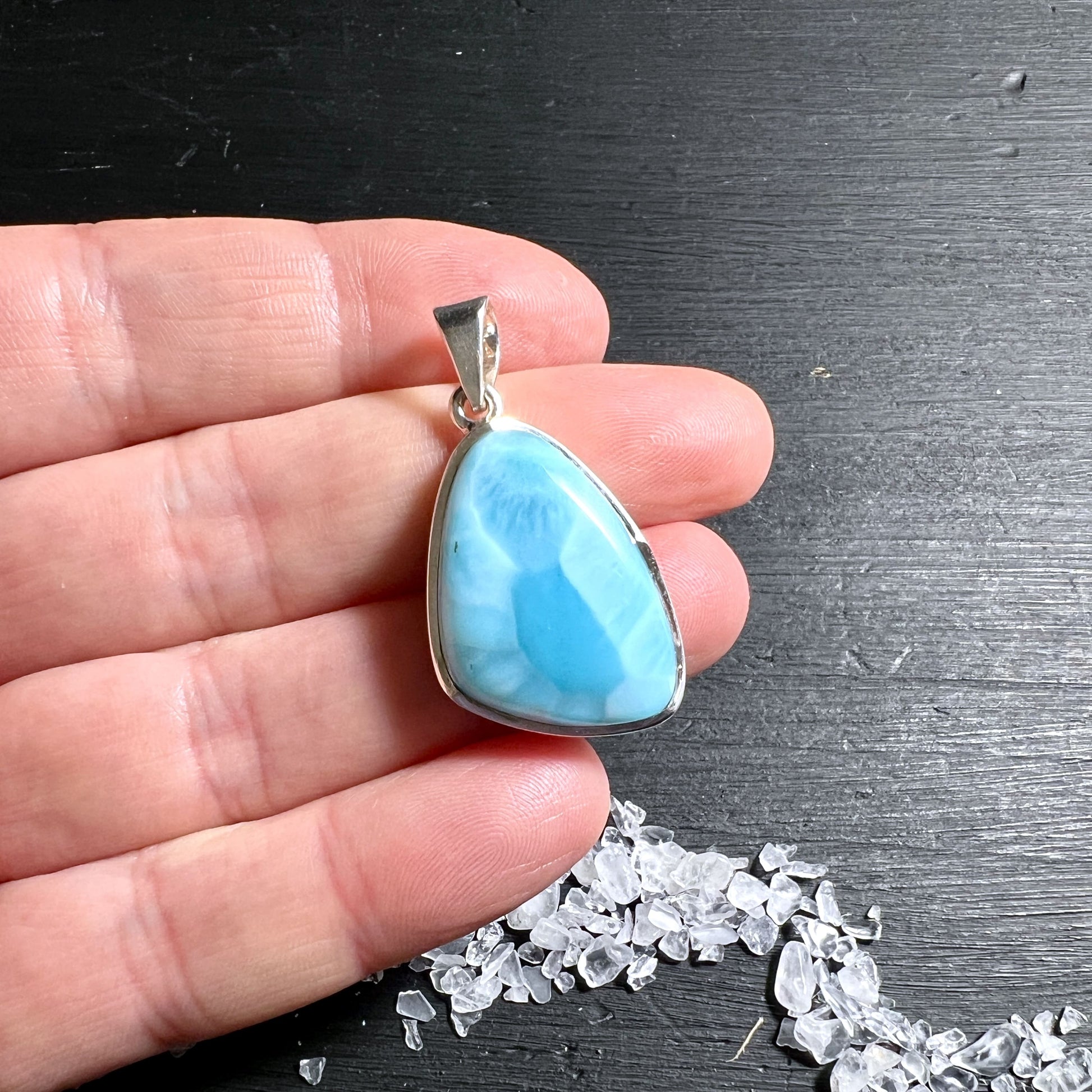 Tropfenförmiger Larimar Anhänger mit hellen Wellenmustern | Happy Minerals