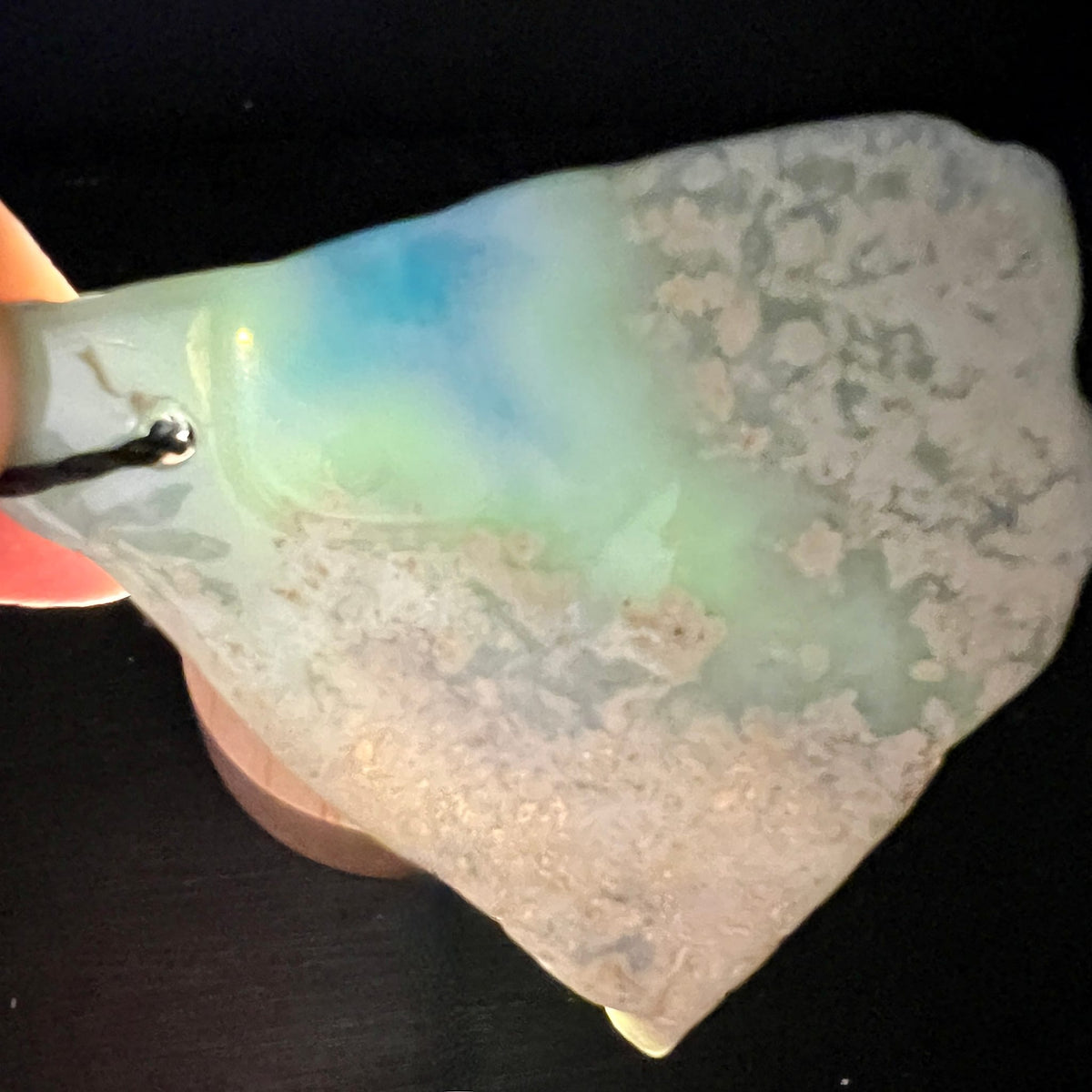 Larimar Anhänger, unregelmässige Rohform, türkis-blaue und grüne Wolken in grau-beigem Gestein | Happy Minerals