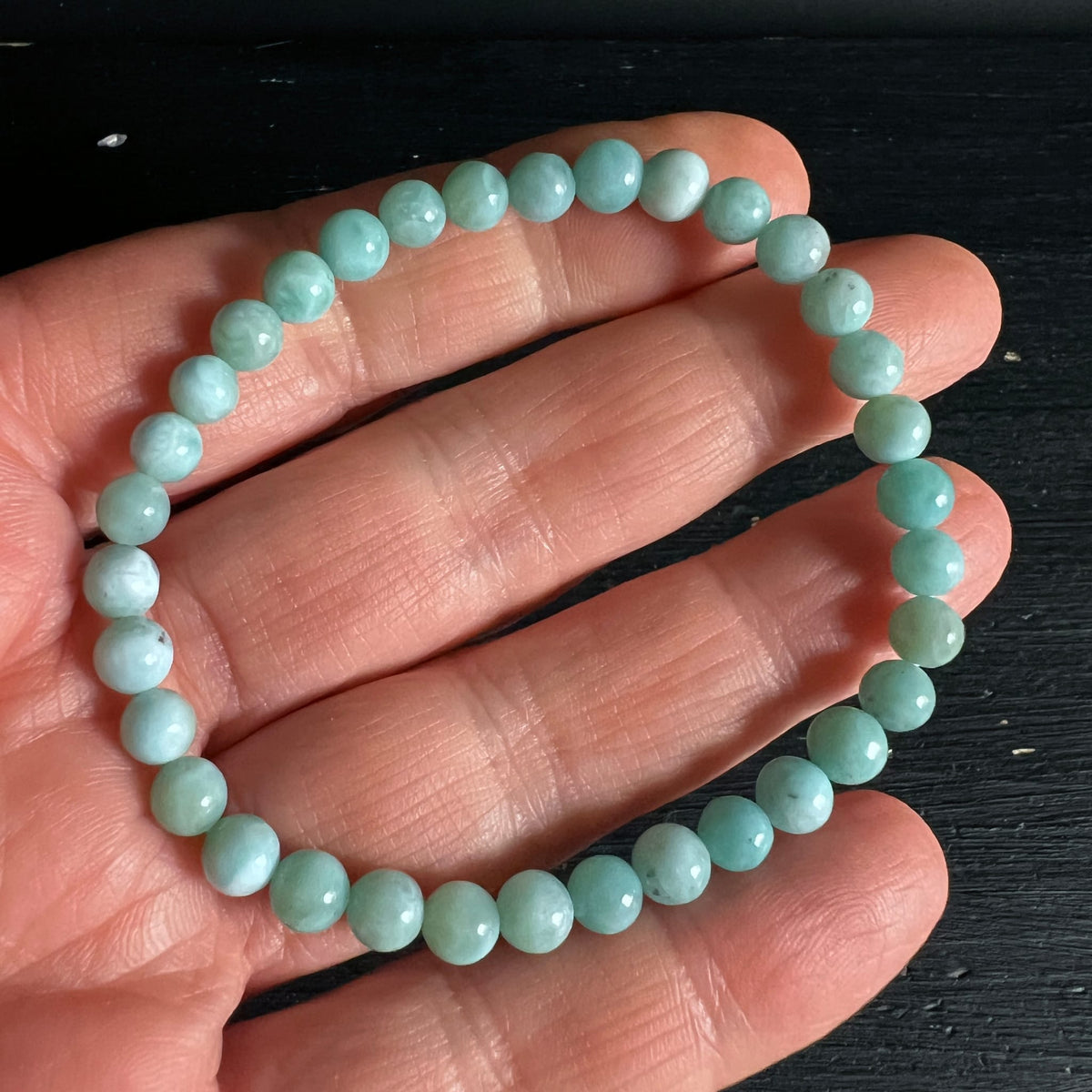 Armband mit runden Perlen in zartem Blaugruen, teils helle marmorierte Flecken, hochglaenzend poliert | Happy Minerals