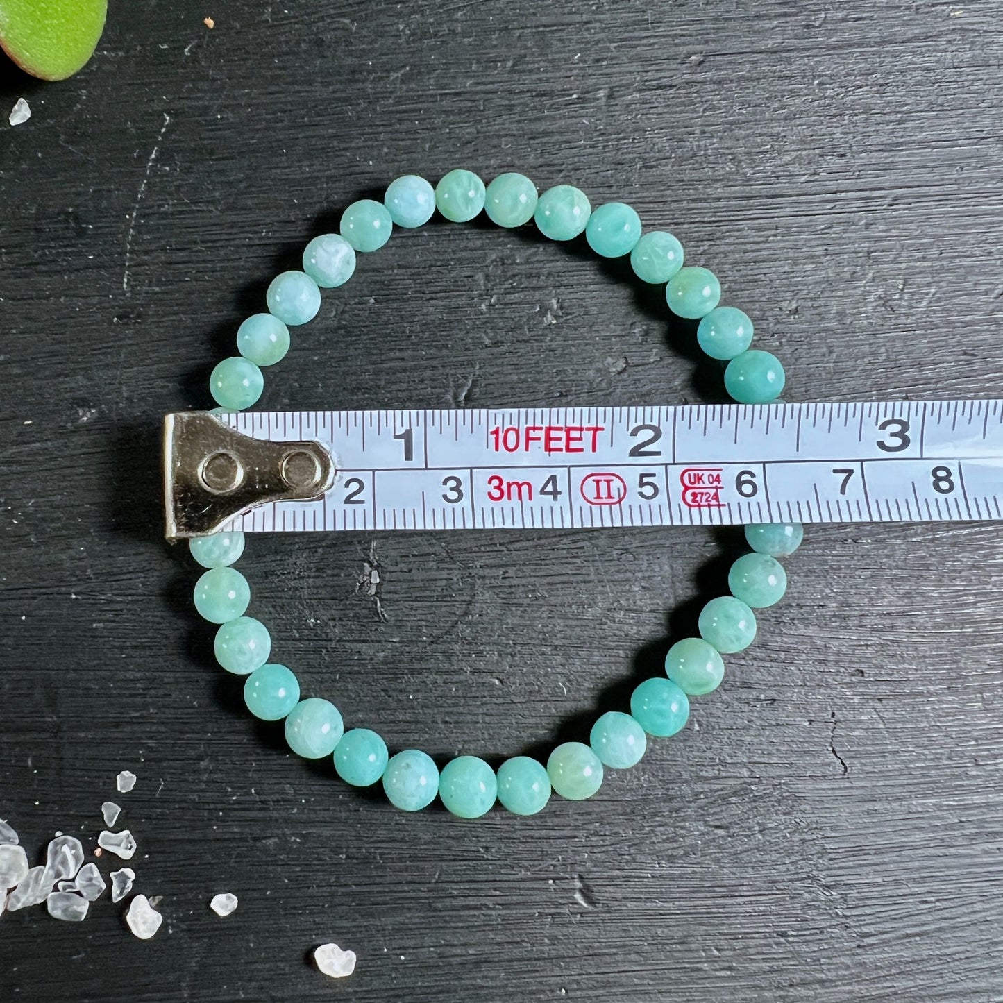 Larimar Armband | Maßband Größenmessung | 6mm Perlen | türkise Farbtöne | Holztisch | Happy Minerals