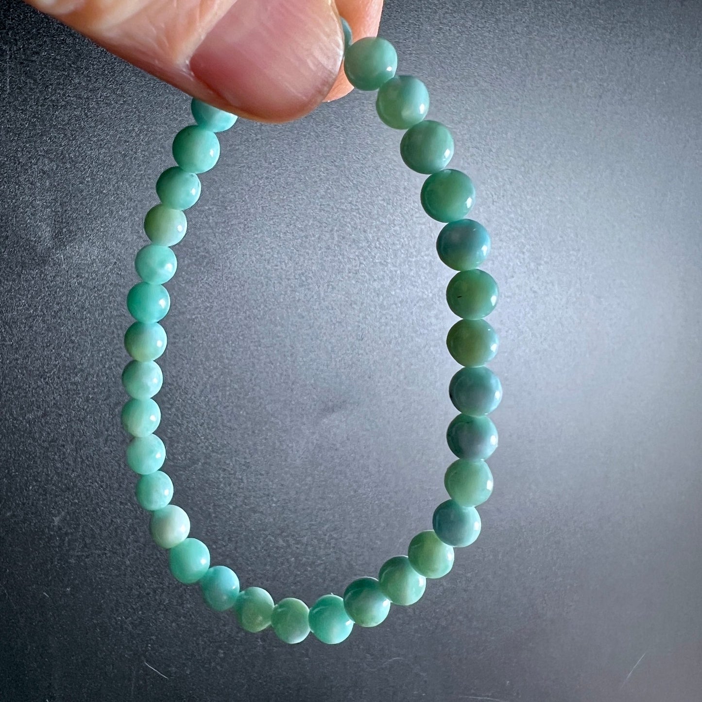 Larimar Armband | Hand hängend | durchscheinende Perlen | hellblaue Schattierungen | Happy Minerals