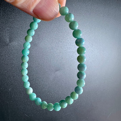 Larimar Armband | Hand hängend | durchscheinende Perlen | hellblaue Schattierungen | Happy Minerals