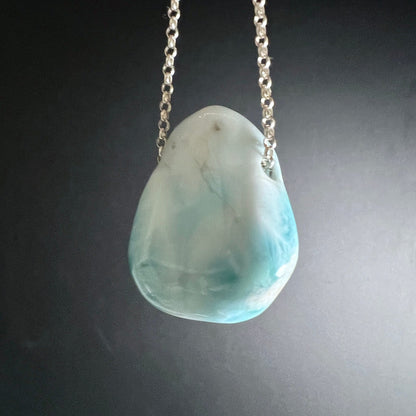 Larimar Detail | natürliche Einschlüsse | eisblau schimmernd | ovaler Cabochon | Happy Minerals