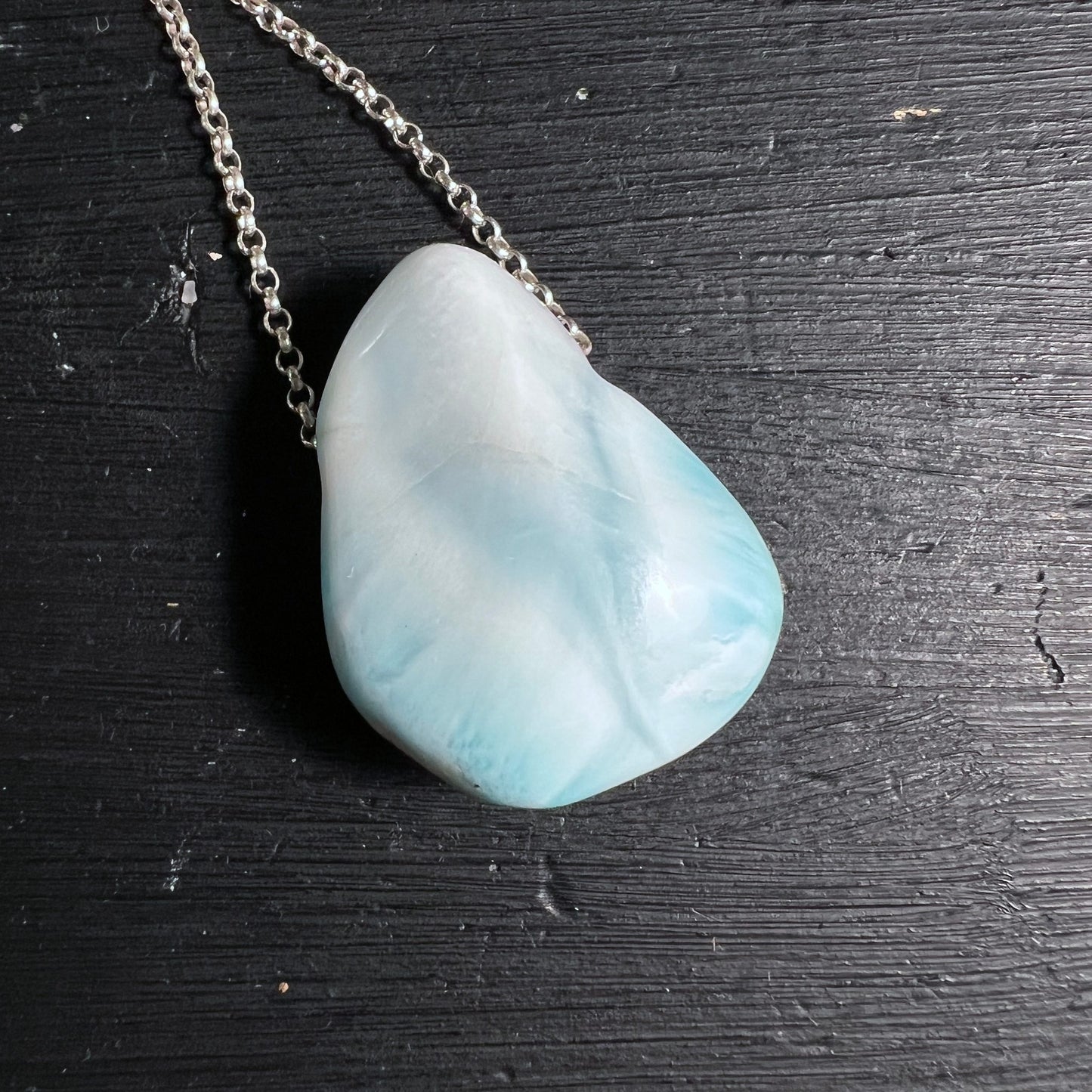 Larimar flach | Holzboden | türkisblaue Maserung | ovale Schliffform | Pektolith Unikat | Happy Minerals