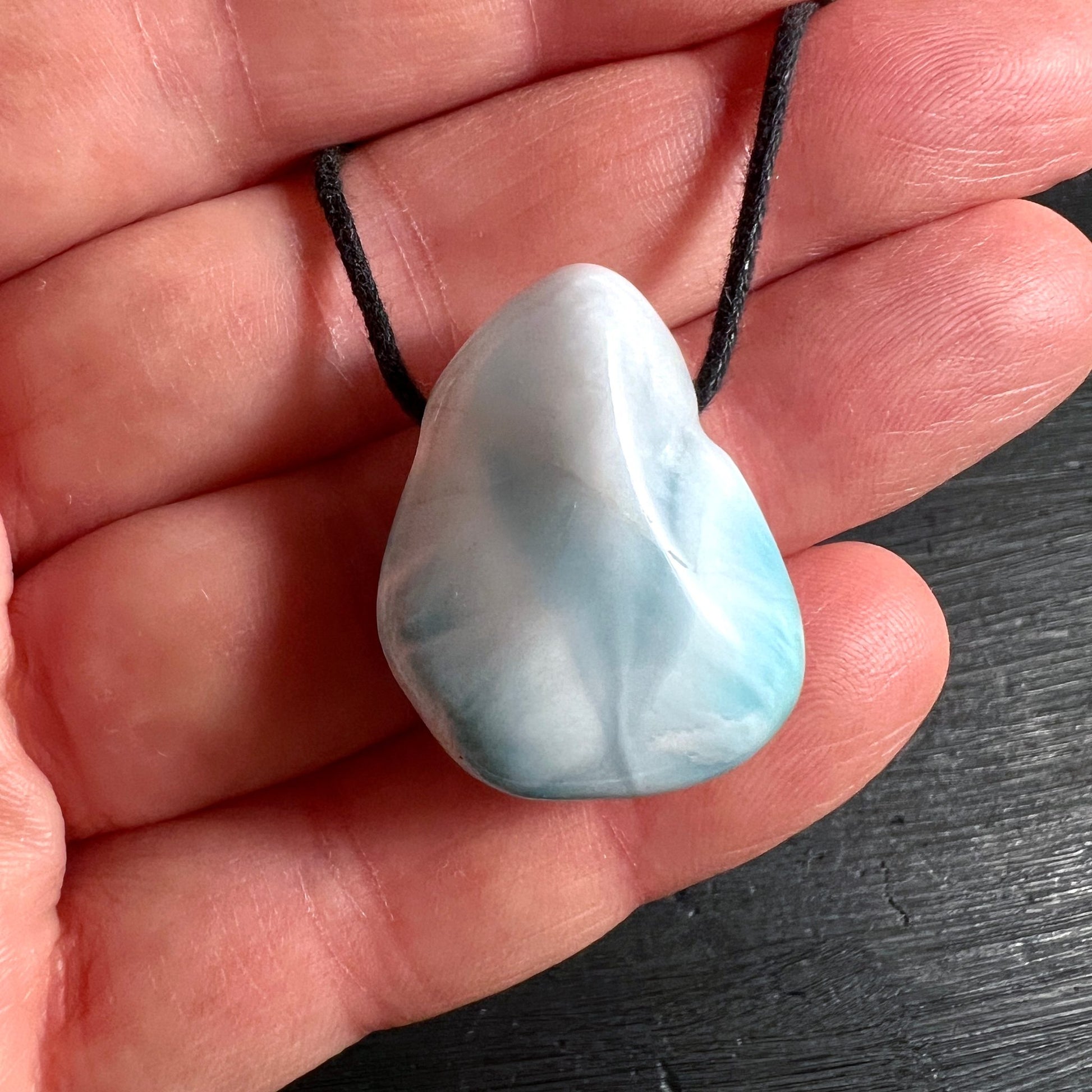Larimar in Hand | azurblaue Schattierungen | ovaler Schmuckstein | natürliche Größe | Happy Minerals