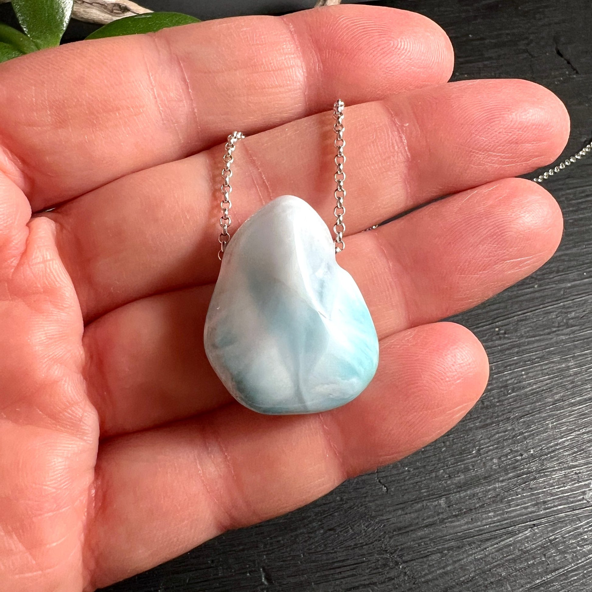 Larimar Handschmuck | zarte Silberkette | ovaler Larimar | karibische Farben | Größenvergleich | Happy Minerals
