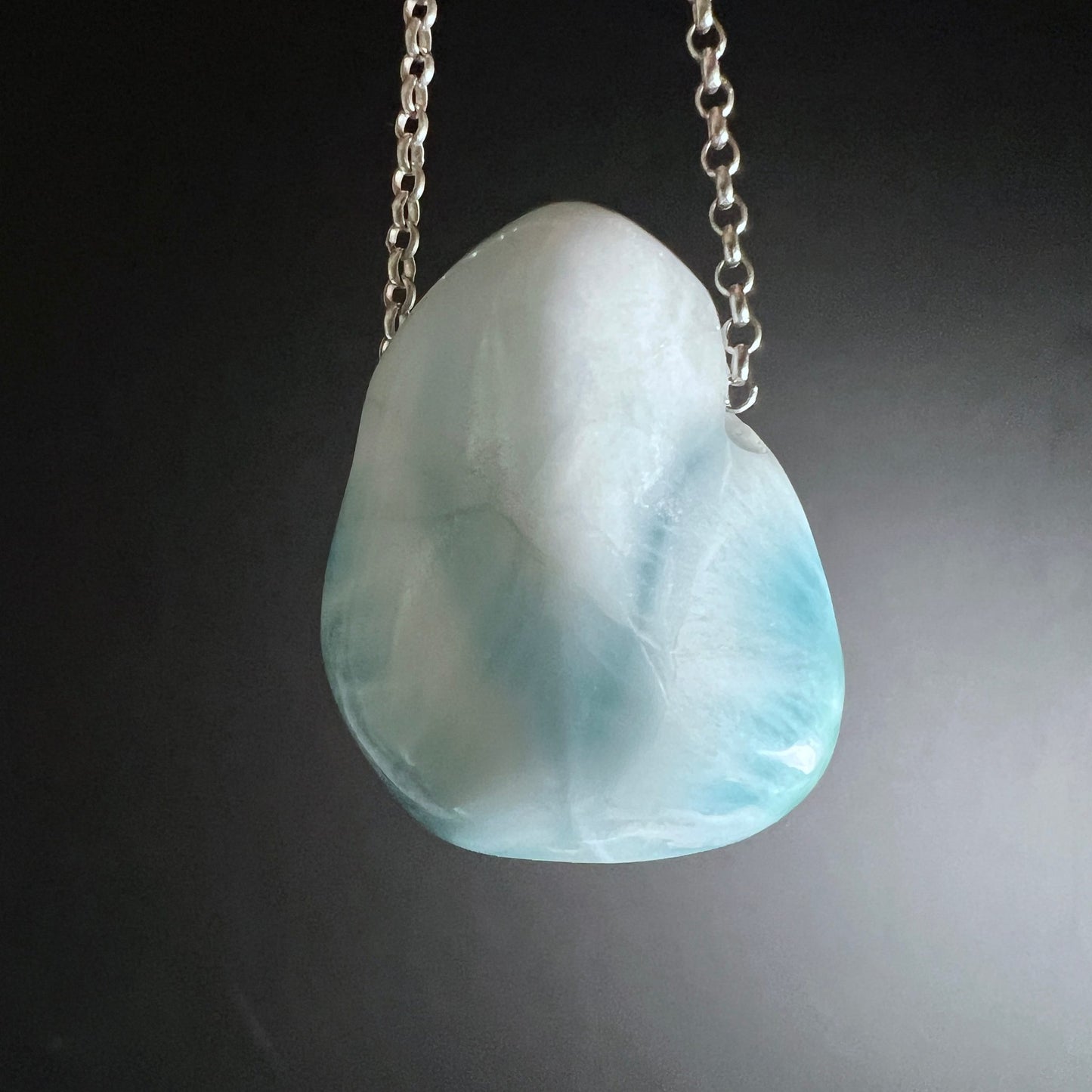 Larimar Kette | Silberkette | hängende Position | türkise Reflexe | Dominikanischer Stein | Happy Minerals