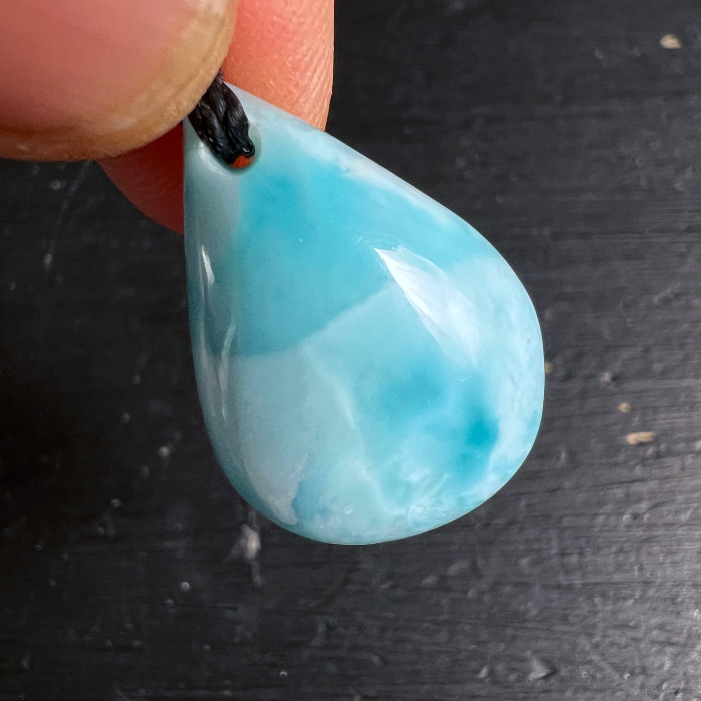 Larimar Nahaufnahme Bohrung | frontgebohrter Tropfen | feine Blaunuancen | Happy Minerals Unikat
