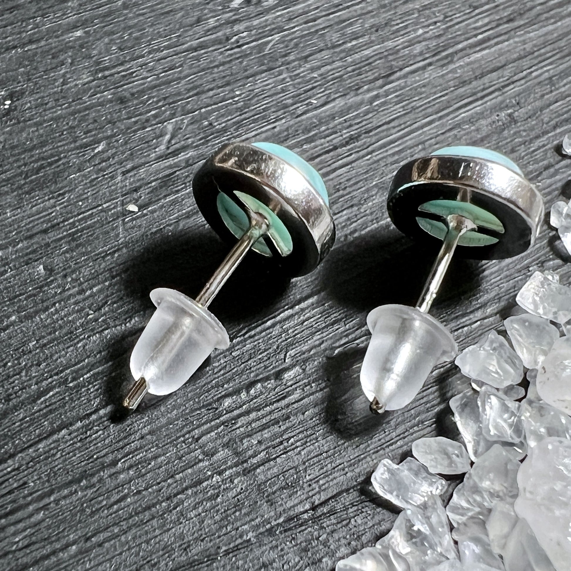 Jeder Larimar Ohrstecker ist ein Unikat, naturbelassen die Rückansicht | Happy Minerals