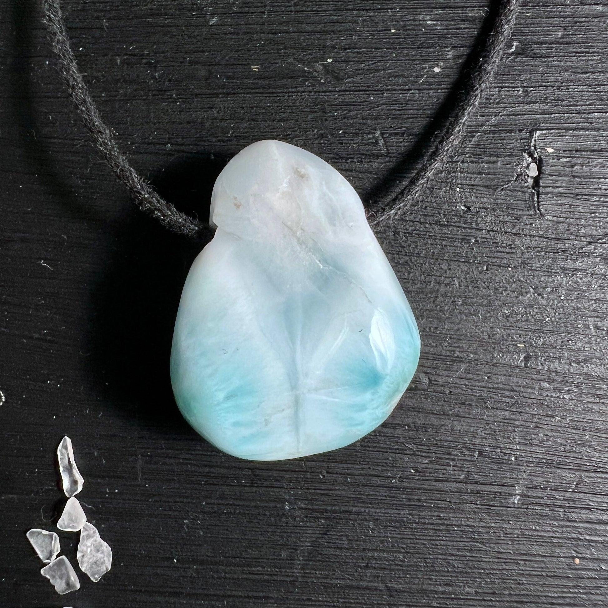 Larimar Pektolith | ovale Form | hellblaue Wolkenmuster | Holzuntergrund | Unikat | Happy Minerals