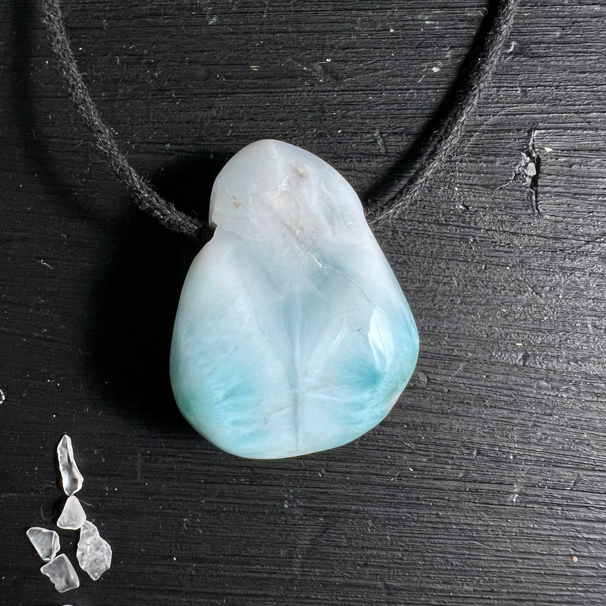 Larimar Pektolith | ovale Form | hellblaue Wolkenmuster | Holzuntergrund | Unikat | Happy Minerals