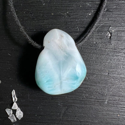 Larimar Pektolith | ovale Form | hellblaue Wolkenmuster | Holzuntergrund | Unikat | Happy Minerals