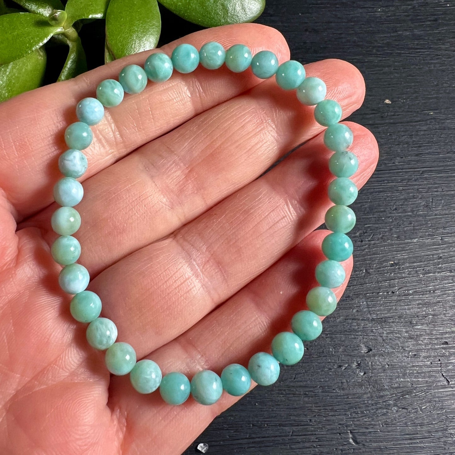 Larimar Perlenarmband | Hand haltend | sanfte blaue Nuancen | Dominikanische Republik | Happy Minerals