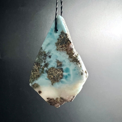 Larimar | Anhänger | Türkisblaue Wolken | Goldbraune Sprenkel | Einzigartig | Happy Minerals