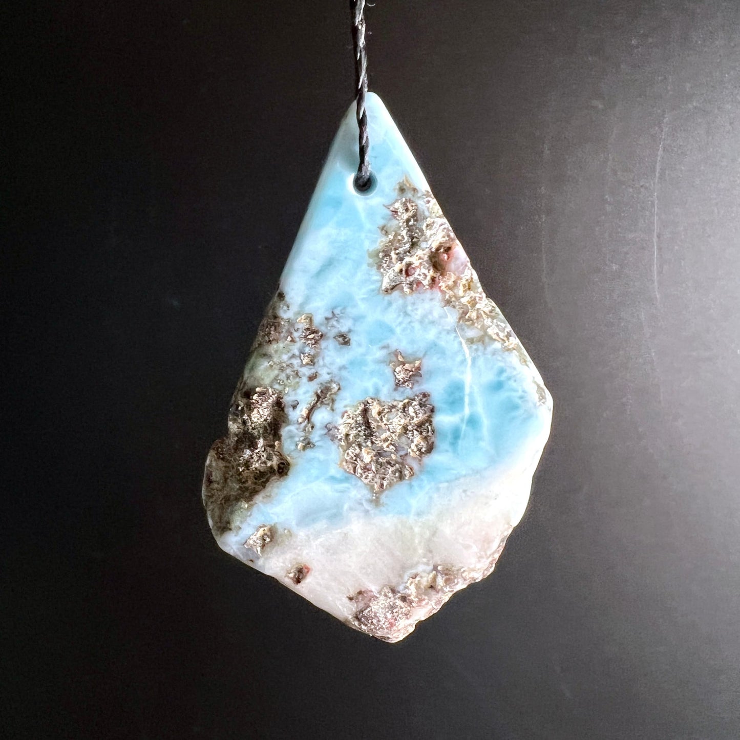Larimar | Himmelblau | Karibische Farbtöne | Naturbelassen | Dreieckform | Happy Minerals