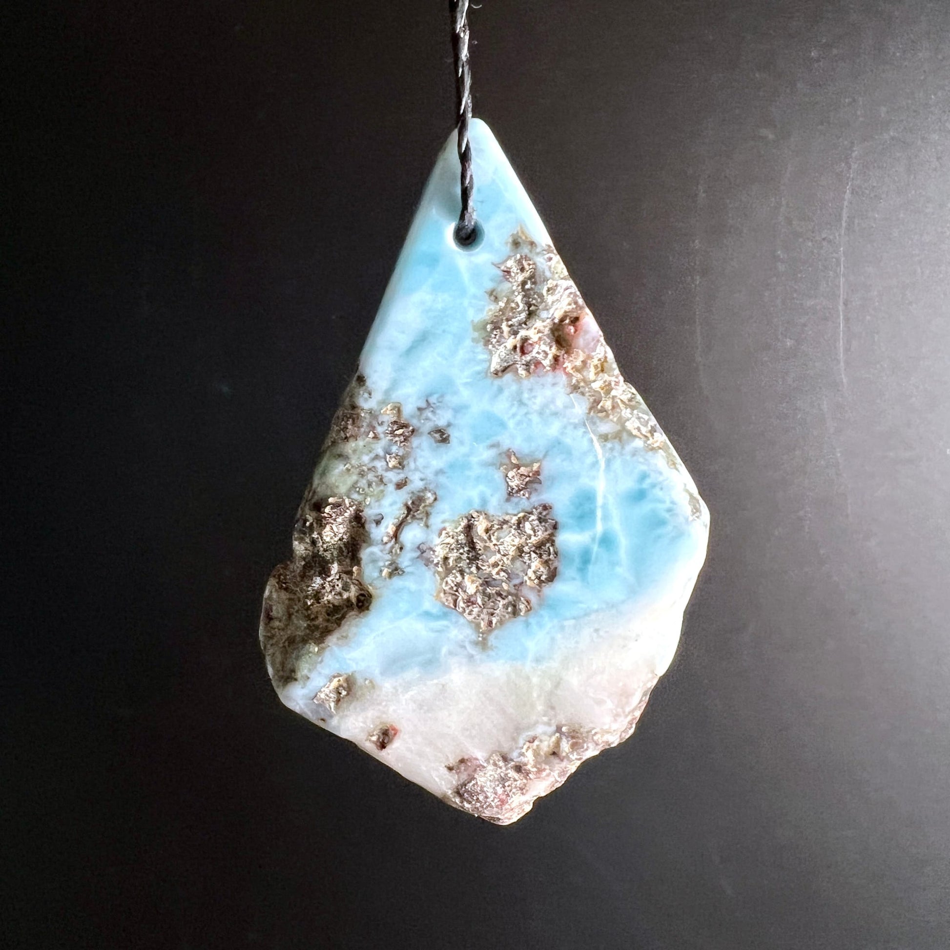 Larimar | Himmelblau | Karibische Farbtöne | Naturbelassen | Dreieckform | Happy Minerals