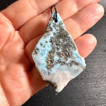 Larimar | In Handfläche | Größenvergleich | Türkis-Weiß | Naturstein | Happy Minerals