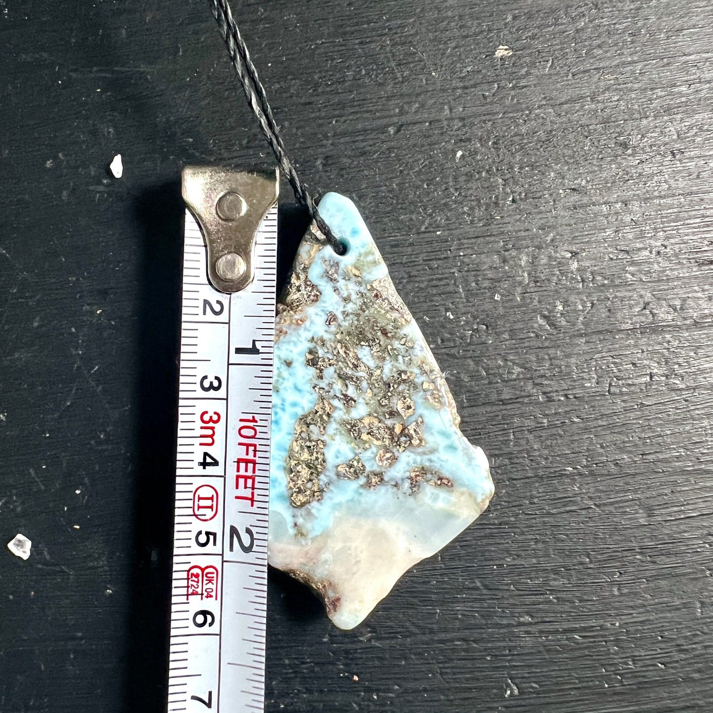 Larimar | Maßband | Größenangabe | Präzise Vermessung | Unikat-Anhänger | Happy Minerals